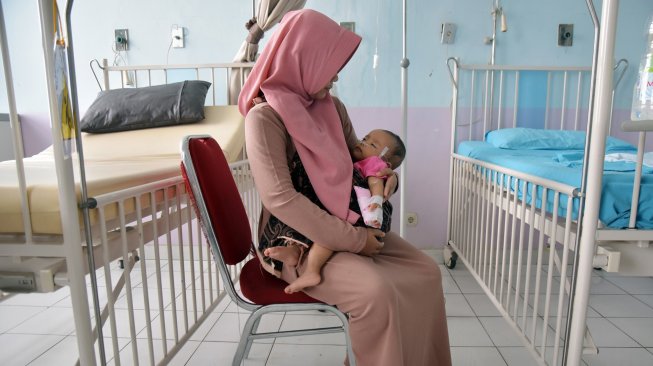 Bayi berusia delapan bulan bernama Darisa Tibyan menghirup oksigen dari tabung melalui selang saat mendapat perawatan di RSUD Petala Bumi, Kota Pekanbaru, Riau, Kamis (19/9). [ANTARA FOTO/FB Anggoro]