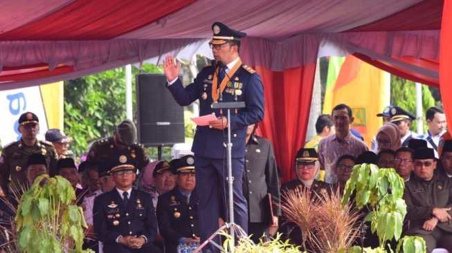 Gubernur Jabar, Ridwan Kamil dalam  upacara peringatan Hari Perhubungan Nasional Tingkat Provinsi Jawa Barat Tahun 2019, di Plaza Pemda Kabupaten Bekasi, Kamis (19/9/2019). (Dok : Pemdaprov Jabar)