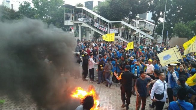 Kerusuhan pendemo pro RUU KPK di depan Gedung KPK Jakarta. (Suara.com/Yasir)