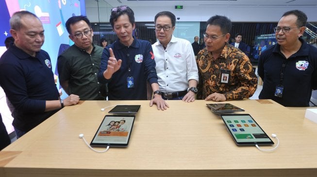 Direktur Pengawasan Bank 2 Otoritas Jasa Keuangan Adief Razali (kedua kanan) didampingi Presiden Direktur Astra Prijono Sugiarto (ketiga kanan), Wakil Presiden Direktur Astra Djony Bunarto Tjondro (kedua kiri), Direktur Astra dan Director in Charge Astra Financial Suparno Djasmin (kiri), Direktur Utama PermataBank Ridha DM Wirakusumah (kanan) dan Direktur Teknologi dan Operasional PermataBank Abdy Salimin berbincang disela peluncuran website baru dan model branch Pertama Bank di Menara Astra, Jakarta, Jumat (20/9). [ANTARA FOTO]