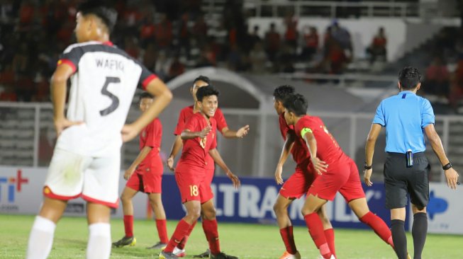 Pemain Timnas Indonesia U-16 melakukan selebrasi usai mencetak gol ke gawang Timnas Brunei Darussalam U-16 pada laga Kualifikasi Piala AFC U-16 2020 di Stadion Madya, Jakarta, Jumat (20/9). Timnas Indonesia U-16 menang dengan skor 8-0. [Suara.com/Arya Manggala]