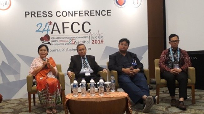 Foto kiri ke kanan : Ketua Panitia ASMIHA 2019, Dr. dr. Antonia Anna Lukito, SpJP (K), FIHA.//President Asean Federation of Cardiology, Dr. dr. Anwar Santoso, SpJP (K), FIHA, FAsCC, FESC, FACC.//Dokter Spesialis Penyakit Jantung dan juga  Ketua Terpilih PERKI, dr. Radityo Prakoso, SpJP (K), FIHA. 