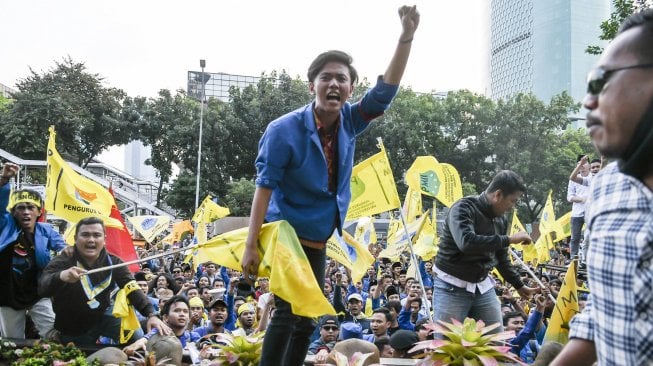 Mahasiswa yang tergabung dalam Pergerakan Mahasiswa Islam Indonesia (PMII) menyerang petugas kepolisian yang berusaha memadamkan api saat melakukan aksi unjuk rasa di depan gedung KPK, Jakarta, Jumat (20/9). [ANTARA FOTO/Muhammad Adimaja]