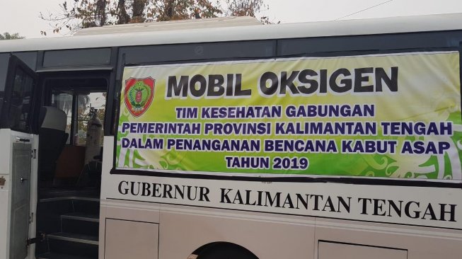 Mobil oksigen Dinkes Palangka Raya bantu penduduk yang terdampak kabut asap. (Dok. Kemenkes)