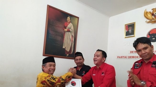 Komedian Qomar saat mendaftar penjaringan Wali Kota dan Wakil Wali Kota Depok di DPC PDIP Kota Depok, Jumat (20/9/2019). (Suara.com/Supriadi).