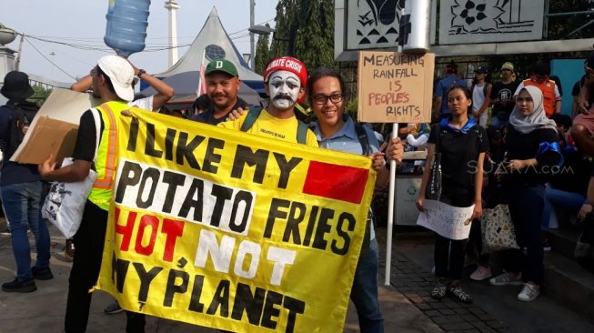 Sekelompok lembaga swadaya masyarakat atau LSM yang tergabung dalam Climate Strike menyerukan darurat iklim. (Suara.com/Shifa Audia)