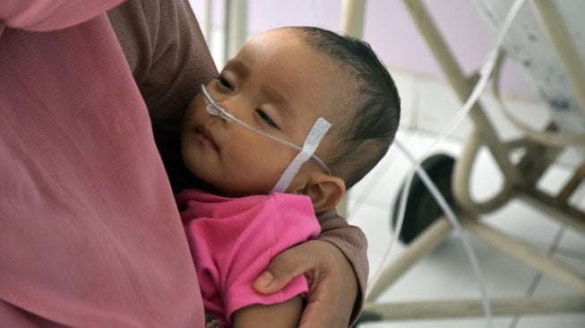 Bayi berusia delapan bulan bernama Darisa Tibyan menghirup oksigen dari tabung melalui selang saat mendapat perawatan di RSUD Petala Bumi, Kota Pekanbaru, Riau, Kamis (19/9). [ANTARA FOTO/FB Anggoro]