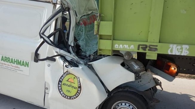 Bawa Jenazah, Mobil Ambulans Lakalantas Tabrak Bokong Truk di Tol Brebes