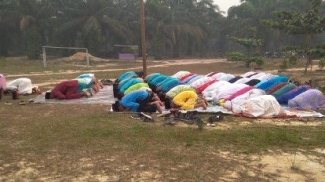 Kabut Asap Pekat, Siswa MTs Miftahul Huda Gelar Salat Istisqa