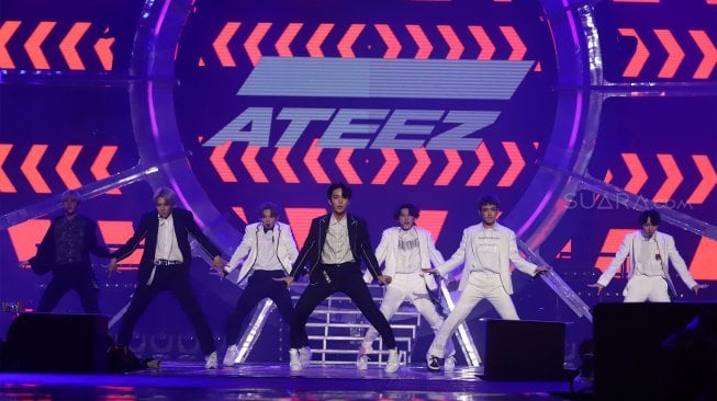 Boyband asal Korea Selatan Ateez meramaikan konser bertajuk "Smartfren WOW Concert 2019" di Istora Senayan, Jakarta, Jumat (20/9/2019) [Suara.com/Angga Budhiyanto]