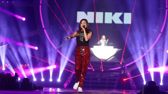 Penyanyi Niki Zefanya meramaikan konser bertajuk "Smartfren WOW Concert 2019" di Istora Senayan, Jakarta, Jumat (20/9/2019) [Suara.com/Angga Budhiyanto].  