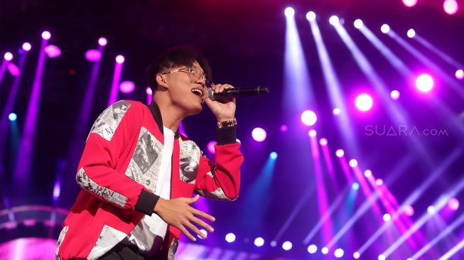 Penyanyi Rizky Febian meramaikan konser bertajuk "Smartfren WOW Concert 2019" di Istora Senayan, Jakarta, Jumat (20/9/2019) [Suara.com/Angga Budhiyanto]  