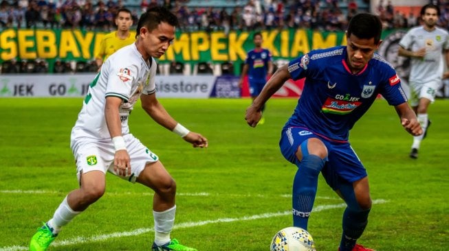 Pesepak bola PSIS Semarang Frendi Saputra (kanan) berupaya melewati hadangan pesepak bola Persebaya Abu Rizal (kiri) pada laga lanjutan Liga 1 2019 di Stadion Moch Soebroto, Magelang, Jawa Tengah, Jumat (20/9/2019). ANTARA FOTO/Aji Styawan