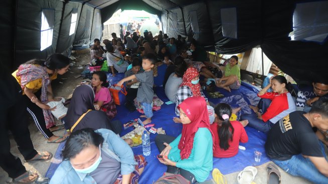 Warga korban kebakaran mengungsi di tenda darurat di kawasan Balimester, Jatinegara, Jakarta, Sabtu (21/9). [Suara.com/Arya Manggala]