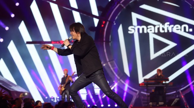 Grup band Dewa meramaikan konser bertajuk "Smartfren WOW Concert 2019" di Istora Senayan, Jakarta, Jumat (20/9). [Suara.com/Angga Budhiyanto]