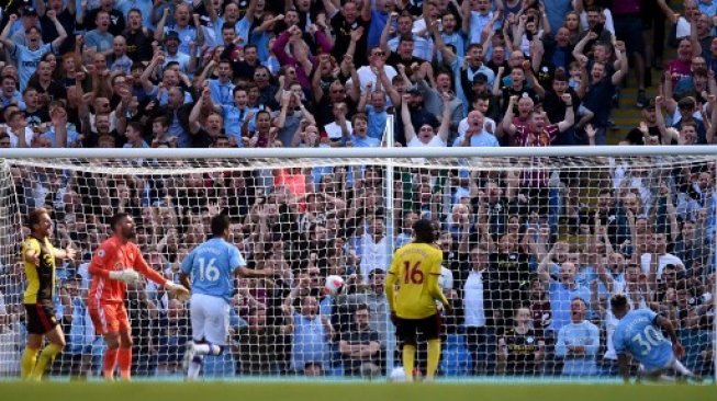 Pemain Manchester City Nicolas Otamendi mencetak gol ke gawang Watford dalam pertandingan Liga Inggris yang berlangsund di Etihad Stadium, Sabtu (21/9/2019). [AFP]