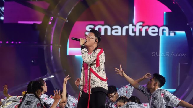 Penyanyi Rizky Febian meramaikan konser bertajuk "Smartfren WOW Concert 2019" di Istora Senayan, Jakarta, Jumat (20/9/2019) [Suara.com/Angga Budhiyanto]  