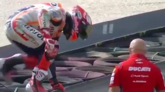 Salut, Ayah Dovizioso Temani Marc Marquez Usai Terjatuh di Aragon