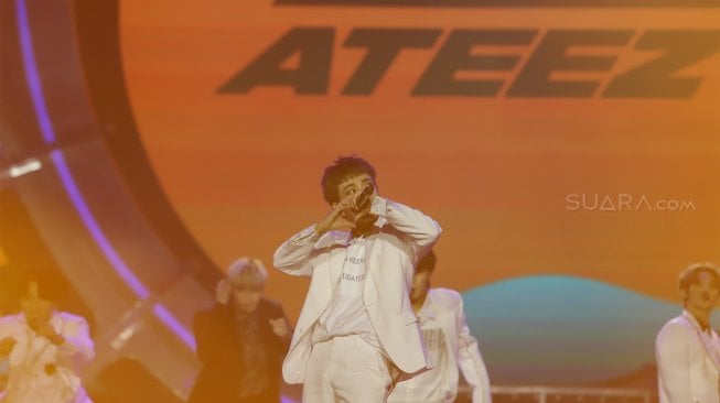 Boyband asal Korea Selatan Ateez meramaikan konser bertajuk "Smartfren WOW Concert 2019" di Istora Senayan, Jakarta, Jumat (20/9/2019) [Suara.com/Angga Budhiyanto]