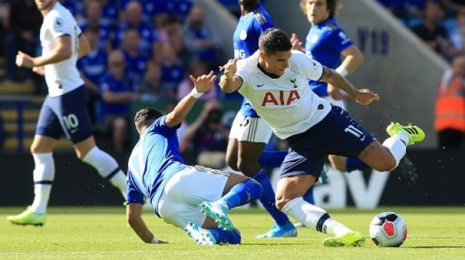 Pemain Leicester dan Tottenham Hotspur berebut bola dalam pertandingan pekan keenam Liga Inggris yang berlangsung di King Power Stadium, Sabtu (21/9/2019). [AFP]