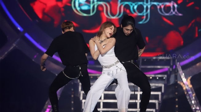 Penyanyi asal Korea Selatan, Chung Ha, meramaikan konser bertajuk "Smartfren WOW Concert 2019" di Istora Senayan, Jakarta, Jumat (20/9/2019) [Suara.com/Angga Budhiyanto].  