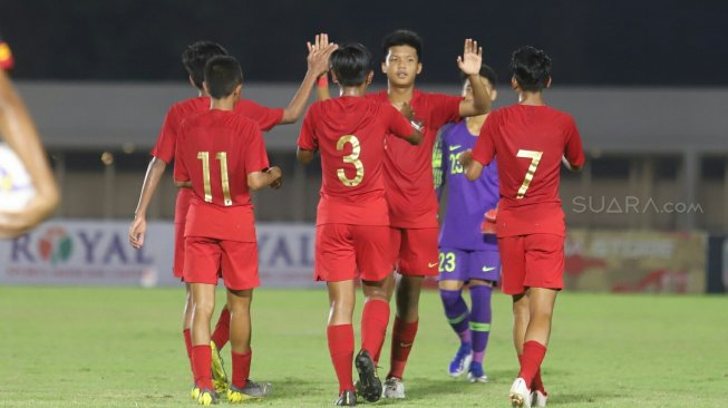 Pemain Timnas Indonesia U-16 melakukan selebrasi usai bertanding melawan Timnas Brunei Darussalam U-16 pada laga Kualifikasi Piala AFC U-16 2020 di Stadion Madya, Jakarta, Jumat (20/9). [Suara.com/Arya Manggala]