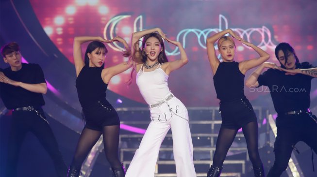 Penyanyi asal Korea Selatan, Chungha meramaikan konser bertajuk "Smartfren WOW Concert 2019" di Istora Senayan, Jakarta, Jumat (20/9). [Suara.com/Angga Budhiyanto]