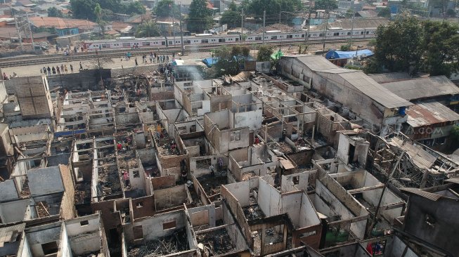 Foto udara sisa kebakaran permukiman di kawasan Balimester, Jatinegara, Jakarta, Sabtu (21/9). [Suara.com/Arya Manggala]