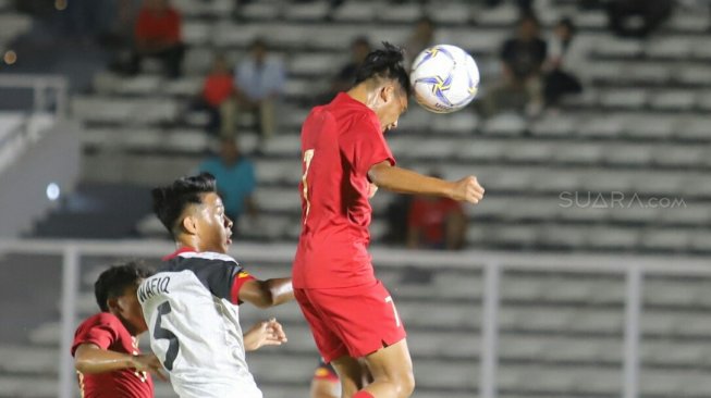 Pemain Timnas Indonesia U-16 Mochamad Faizal menyundul bola saat melawan Timnas Brunei Darussalam U-16 pada laga Kualifikasi Piala AFC U-16 2020 di Stadion Madya, Jakarta, Jumat (20/9). [Suara.com/Arya Manggala]