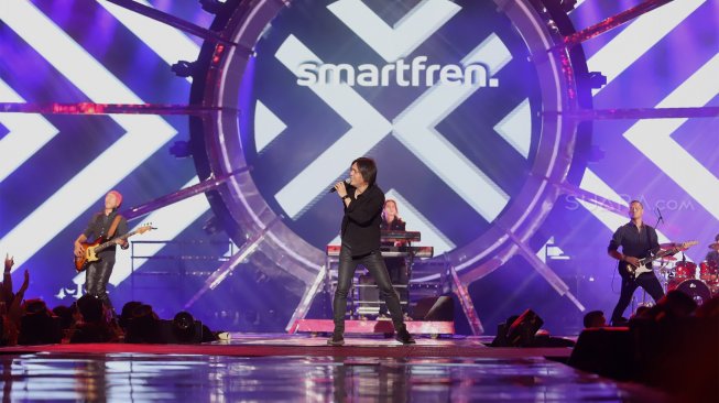 Dewa 19 tampil bersama mantan vokalisnya, Once Mekel di konser bertajuk "Smartfren WOW Concert 2019" di Istora Senayan, Jakarta, Jumat (20/9/2019) [Suara.com/Angga Budhiyanto]  