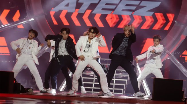 Grup vokal asal Korea Selatan Ateez meramaikan konser bertajuk "Smartfren WOW Concert 2019" di Istora Senayan, Jakarta, Jumat (20/9). [Suara.com/Angga Budhiyanto]