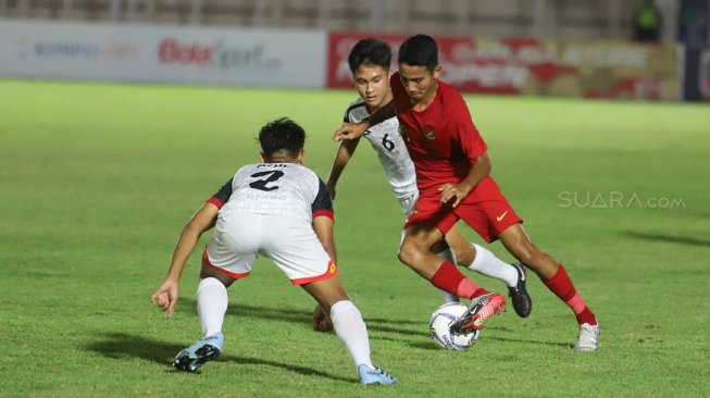 Pemain Timnas Indonesia U-16 Marselino Ferdinan berusaha melewati Pemain Timnas Brunei Darussalam U-16 pada laga Kualifikasi Piala AFC U-16 2020 di Stadion Madya, Jakarta, Jumat (20/9). [Suara.com/Arya Manggala]