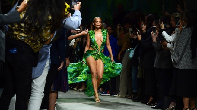 Artis Amerika Serikat, Jennifer Lopez, tampil dalam Milan Fashion Week, di Italia pada Jumat (20/9/2019) dalam balutan gaun Versace hijau. Sekira 19 tahun penampilannya dalam balutan gaun yang mirip telah menginspirasi lahirnya Google Images. [AFP/Miguel Medina]