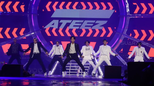 Grup vokal asal Korea Selatan Ateez meramaikan konser bertajuk "Smartfren WOW Concert 2019" di Istora Senayan, Jakarta, Jumat (20/9). [Suara.com/Angga Budhiyanto]