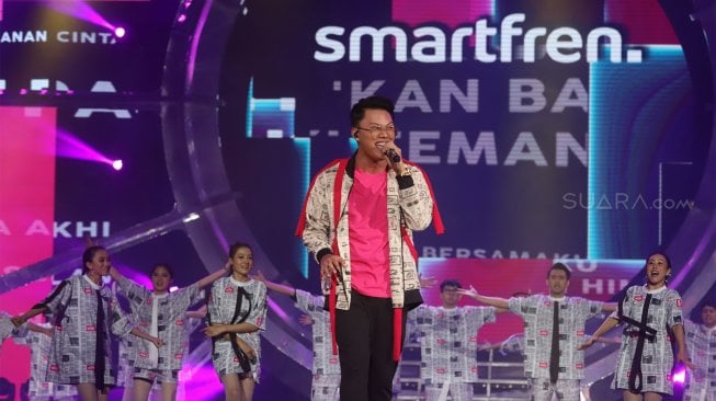 Penyanyi Rizky Febian meramaikan konser bertajuk "Smartfren WOW Concert 2019" di Istora Senayan, Jakarta, Jumat (20/9/2019) [Suara.com/Angga Budhiyanto]  