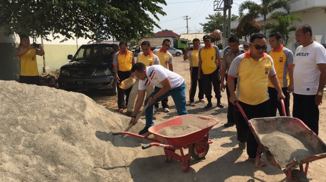 Polsek Puloampel Cilegon Bantu Pembangunan Yayasan ABI Yatim