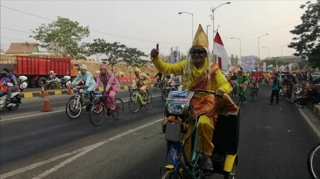 Rajut Keberagaman, Ribuan Warga Jatim Ngonthel Bareng Sejauh 54 Kilometer