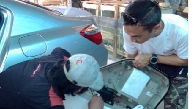 Rico Ceper memperbaiki mobilnya setelah dibobol maling [Instagram]