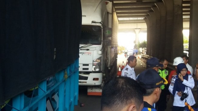 Kelebihan Muatan, Menhub Stop 4 Truk Logistik di Jalan Tol Cikampek