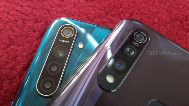 realme 5 Pro dan vivo Z1 Pro. [Suara.com/Tivan Rahmat]