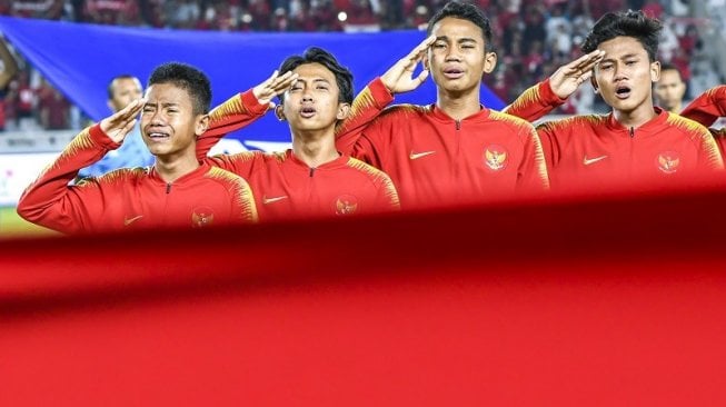 Para pemain Timnas Indonesia U-16 menyanyikan lagu kebangsaan Indonesia Raya sebelum pertandingan melawan China pada laga Grup G kualifikasi Piala Asia U-16 2020 di Stadion Utama Gelora Bung Karno (SUGBK), Senayan, Jakarta, Minggu (22/9/2019) malam. [ANTARA FOTO/Galih Pradipta]