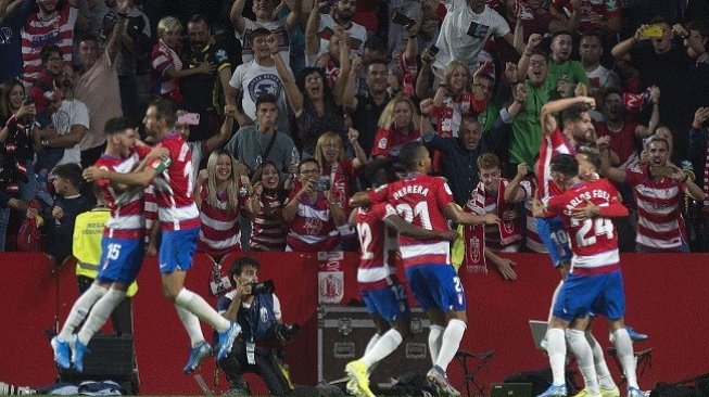 Para pemain Granada merayakan gol kemenangan atas Barcelona di laga lanjutan Liga Spanyol, Minggu (22/9/2019) dini hari WIB. (AFP)