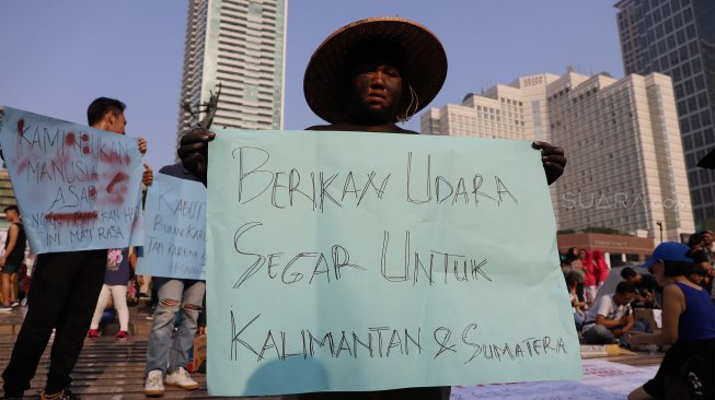 Massa yang tergabung dalam Mata Rantai Jurnalis melakukan unjuk rasa dan penggalangan dana di kawasan Bundaran Hotel Indonesia, Jakarta, Minggu (22/9).  [Suara.com/Angga Budhiyanto]
