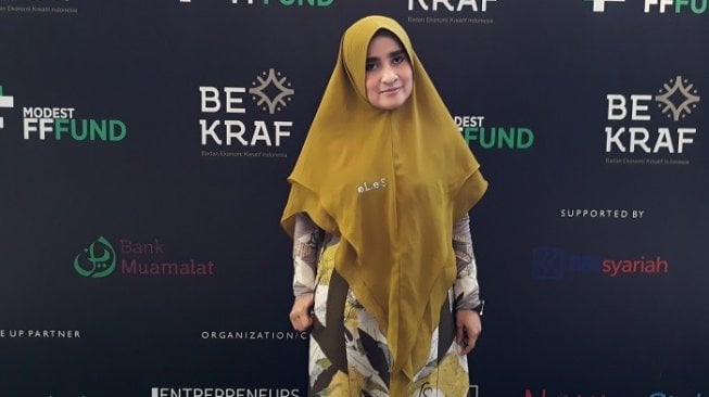 Lina Sukijo desainer busana muslim Indonesia. (Suara.com/Risna Halidi)