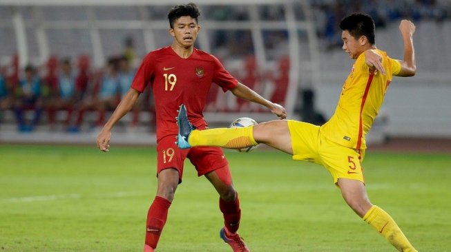 Pesepakbola Timnas Indonesia U-16, Ahmad Athallah Araihan (kiri) berebut bola dengan pesepakbola Timnas China Zhang Yixuan (kanan) pada laga kualifikasi Piala Asia U-16 2020 Grup G di Stadion Utama Gelora Bung Karno (SUGBK), Senayan, Jakarta, Minggu (22/9/2019) malam. [ANTARA FOTO/M Risyal Hidayat]