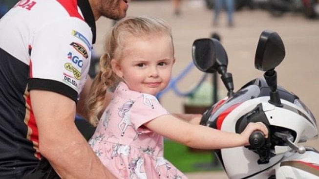 Bikin Gemas, Begini Ekspresi Willow Crutchlow saat Ikut Naik Motor Matik