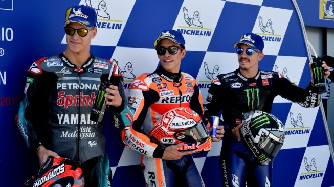 Pebalap Repsol Honda, Marc Marquez (tengah), meraih pole position pada MotoGP Aragon 2019, Sabtu (21/9). Diikuti kemudian oleh Fabio Quartararo (Yamaha Petronas SRT/kiri) dan Maverick Vinales (Monster Energy Yamaha). [AFP/Jose Jordan]