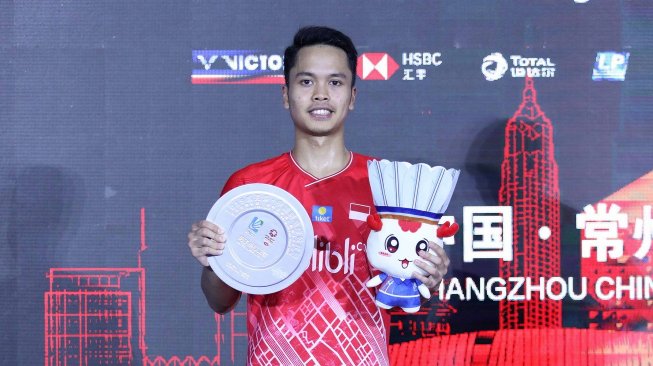 Pebulutangkis tunggal putra Indonesia, Anthony Sinisuka Ginting, menjadi runner-up China Open 2019 usai kalah rubber game dari Kento Momota (Jepang), Minggu (22/9). [Humas PBSI]