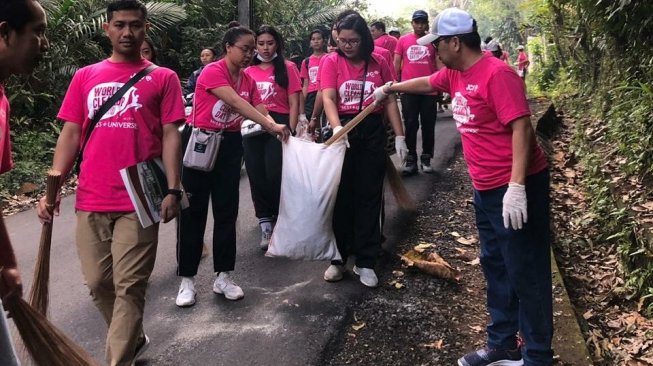 GenBI Bali Bersama 14 Mantan Miss Universe Bersihkan Sampah Plastik