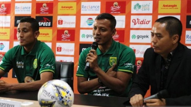 Asisten pelatih Persebaya Bejo Sugiantoro (tengah) didampingi pemain Persebaya M Syaifuddin (kiri) saat konferensi pers persiapan laga melawan Bali United di Surabaya, Senin (23/09/2019). (Foto Fiqih Arfani)